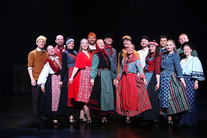 Saaremaa tantsutrupp Lips toob rahvatantsu tänasesse maailma | Teater