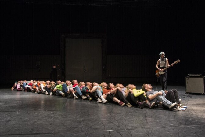 Arvustus. "Saal biennaal" – isikliku ja kollektiivse piirimail | Teater