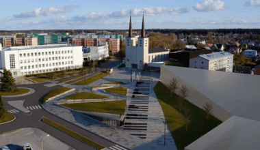 Rakveres tehti ümber väidetavalt kohe korralikult tehtud Ukuaru väljak | Eesti