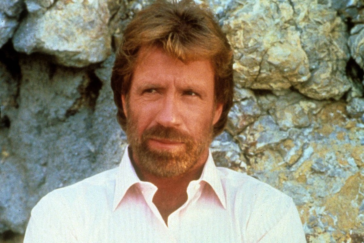 FOTOD | Milline mees! 85-aastane Chuck Norris on endiselt imeheas vormis