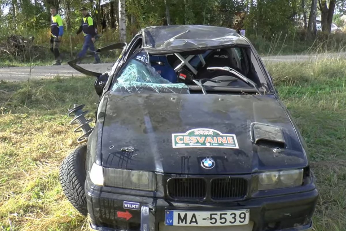 Kaardilugeja sai Läti rallil raskelt vigastada