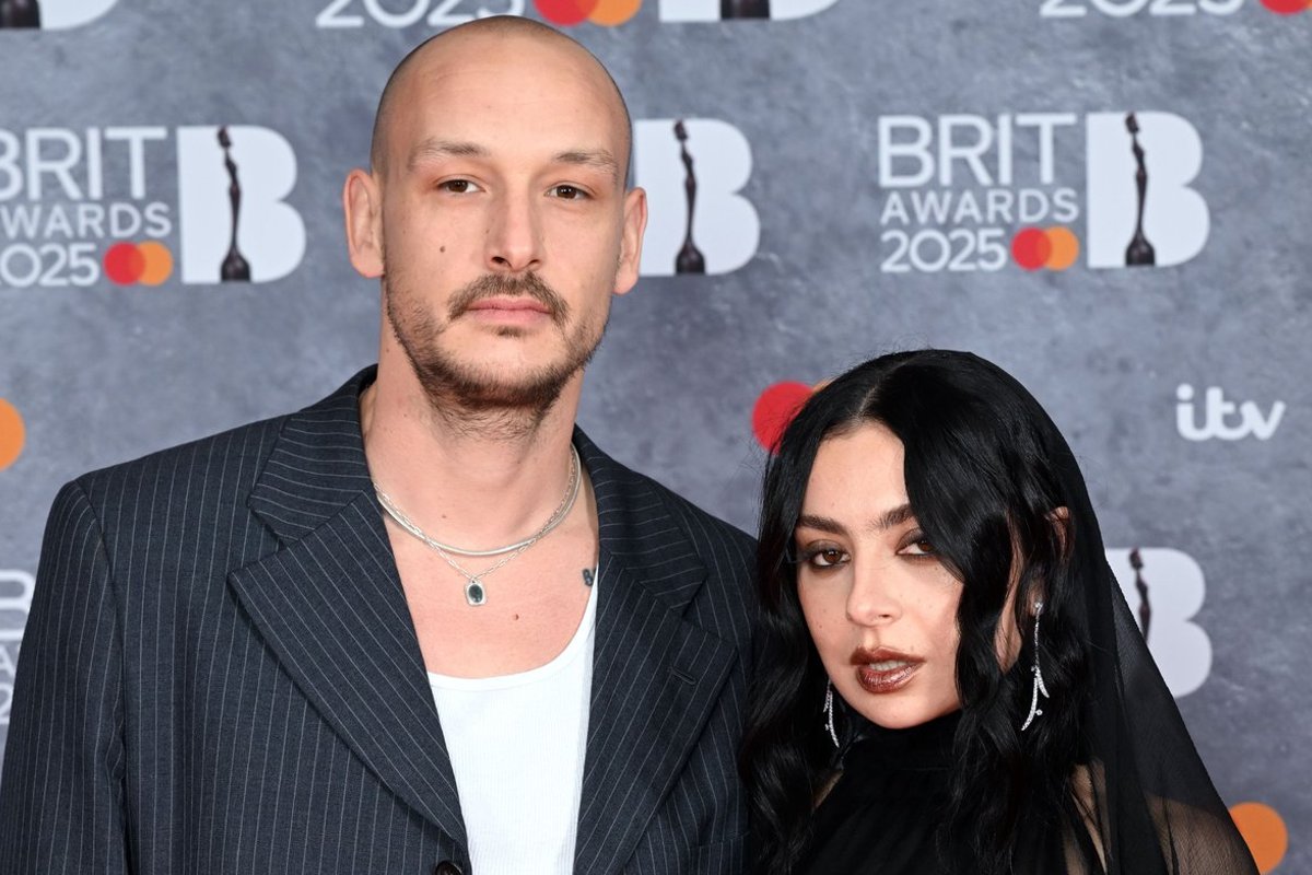 Ühest pulmapeost jäi väheks! Lauljanna Charli XCX abiellus teist korda oma trummarist kallimaga