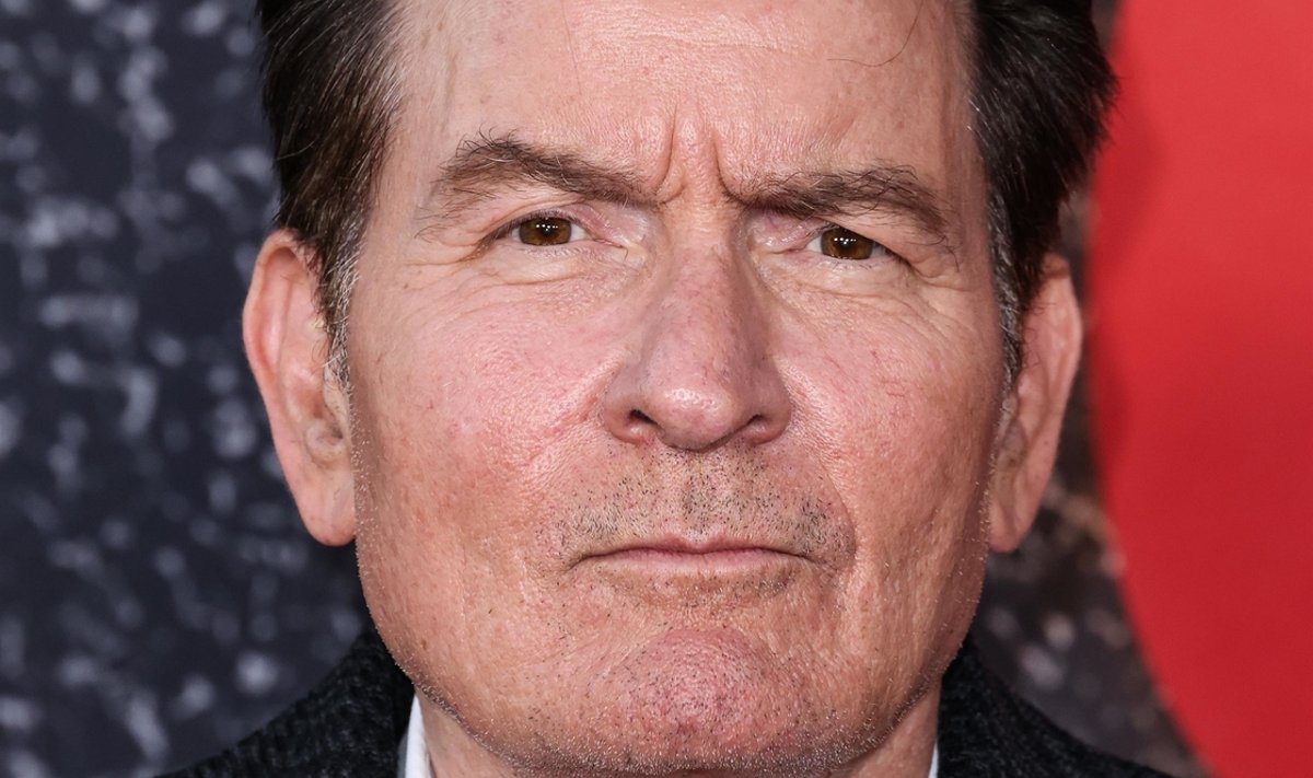 ENDINE ELUPÕLETAJA Arvatakse, et Charlie Sheen on oma karjääri jooksul laiaks löönud 150 miljonit dollarit. Praegu elab ta koos poegadega ilusas, aga mitte luksuslikus üürimajas ja püsib karske.
