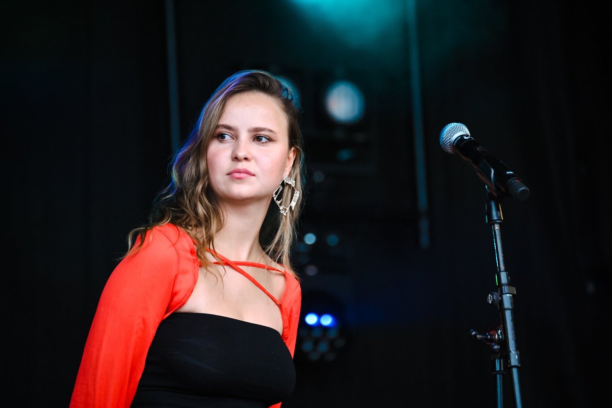 KLÕPS | Alika üllatas fänne uue frisuuriga. „Pole kunagi varem nii hele olnud“