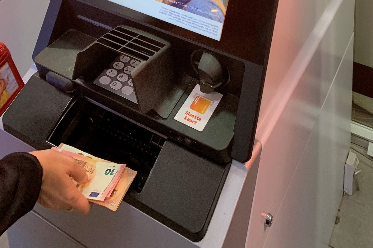 Swedbank selgitab, miks vähendavad nad osal klientidel sularaha väljavõtmise limiite