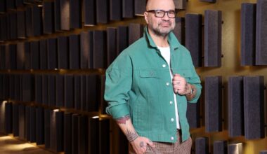 ARVUSTUS | „Kui palju sa teenid? Narkootikume oled teinud?“ Mihkel Raud julgeb kõike küsida