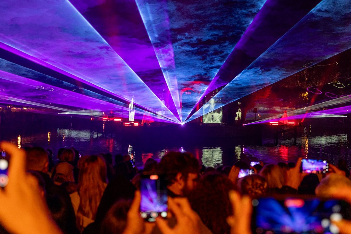 „Rahvast oli rohkem kui seda, mida vaadata!“ Valgus kõnnib Kadriorus saab külastajatelt palju kriitikat