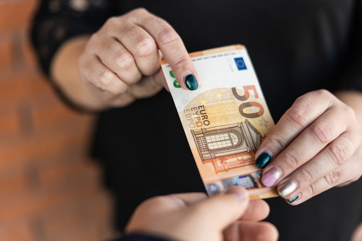 Pensionär jäi hätta arve tasumisega: pank hoiatas, et raha võib jõuda valele saajale