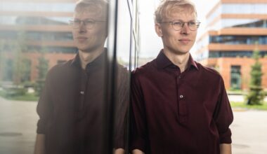 Dirigent Henri Christofer Aaviku tõsise käevigastuse tõttu asendab teda Pärnu linnaorkestri ees Jaan Ots