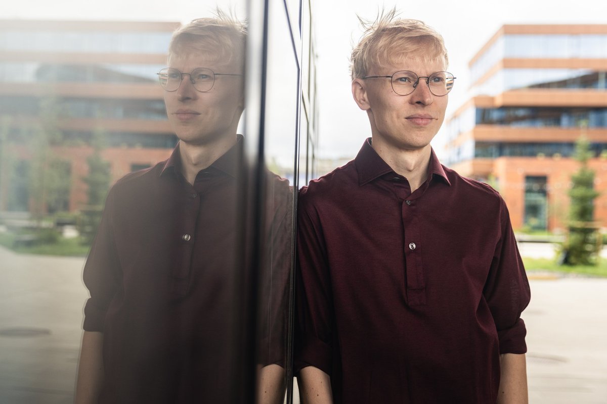 Dirigent Henri Christofer Aaviku tõsise käevigastuse tõttu asendab teda Pärnu linnaorkestri ees Jaan Ots