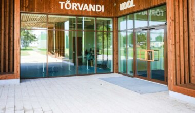 VANEMATE MURE ⟩ «Seintel praod sees ja puit pehkinud!» Tõrvandi uus koolimaja ilmutab juba kulumise märke?