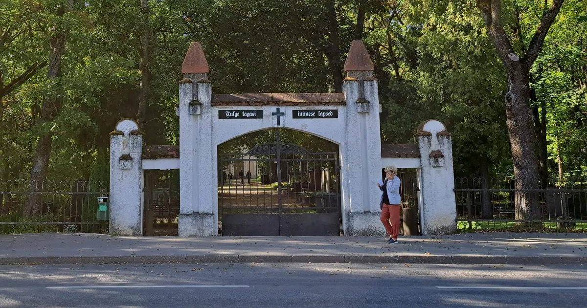 Tartu prouasid ootas lähedaste hauaplatsidel kummastav vaatepilt