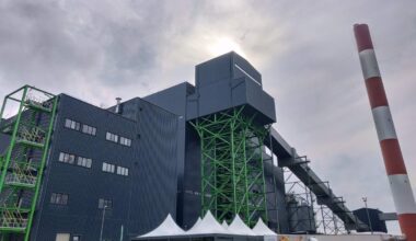 Auvere elektrijaama territooriumil suri veoautot juhtinud mees