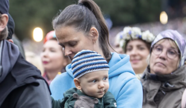 PILTUUDIS ⟩ Pariisi moenädalal säranud Carmen Kassi toetasid nii elukaaslane kui ka pisipoeg