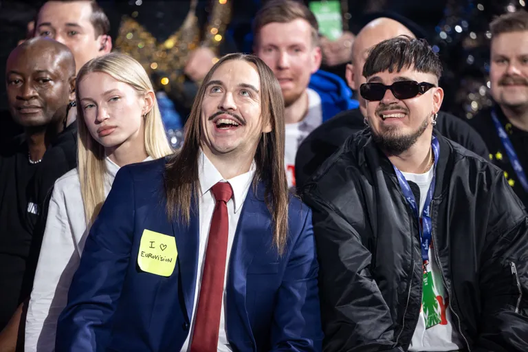 Eesti Laul 2025 finaalkontsert Unibet Arenal. Keskel Tommy Cash (Tomas Tammemets), vasakul valges Polina Gribanova ja paremal Käärija (Jere Pöyhönen). Foto: Martin Pedaja / Postimees