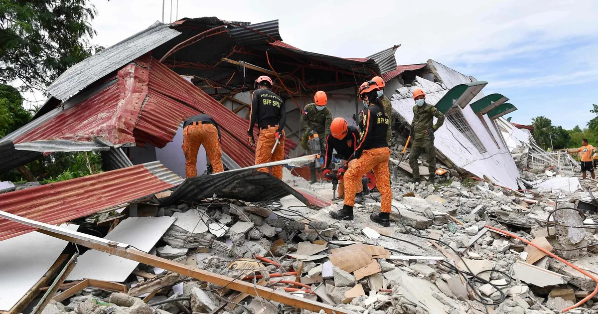 ÜLEVAADE ⟩ Hilisõhtune maavärin jättis filipiinlased koduseinte vahele lõksu