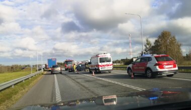 PILDID ⟩ Tallinna-Tartu maanteel Puurmanis juhtus raske liiklusõnnetus, üks sõidusuund oli suletud