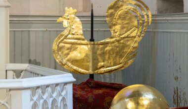 Kullatud kukk ootab kirikutorni tagasipääsemist