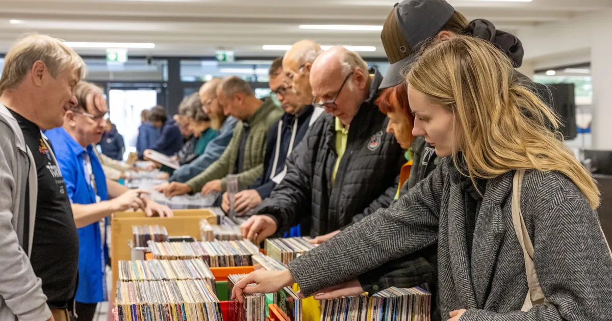GALERII ⟩ Neljasaja euro eest vinüüle vähem kui tunniga ehk Taaskord peeti plaadilaata
