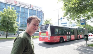 Nagin Tartu noortevolikogus. Kolm liiget kangutavad viimasel istungil esimeest kohalt