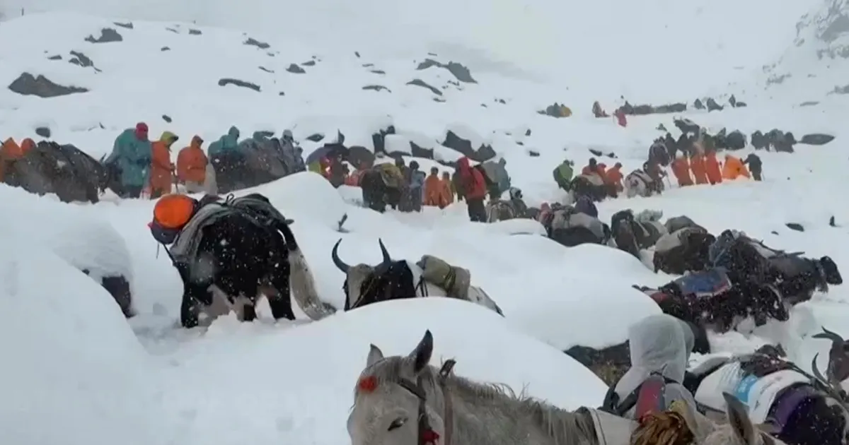 VIDEO ⟩ Everesti lähedalt toodi alla ligi tuhat lumevangis olnud matkajat