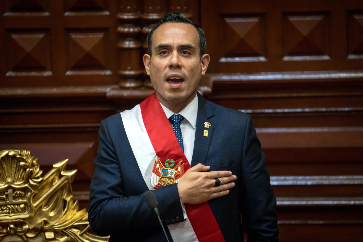 Peruu uus president José Jerí ametivande andmise järel hümni laulmas. 10. oktoober 2025.