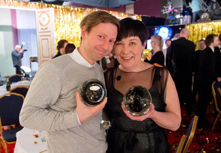 Teatriauhindade üle andmine No99 teatris. Meespeaosatäitja laureaat Jaak Prints ja naispeaosatäitja laureaat Marika Vaarik.
