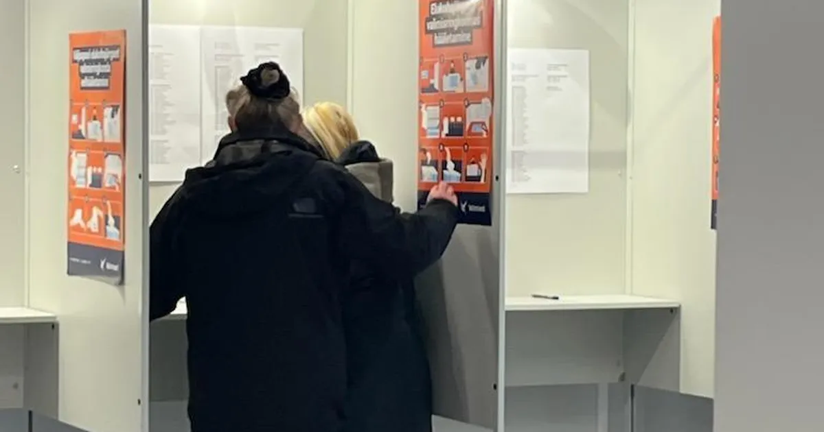 FOTOD ⟩ Keskerakondlane käis valijale valimiskabiinis juhtnööre jagamas