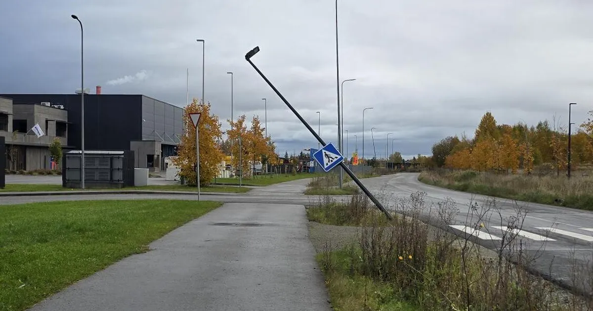 Lasnamäel vajusid tänavavalgustuspostid viltu, sekkuma pidid päästjad