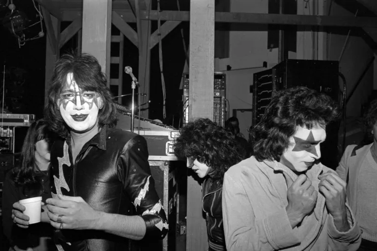 Ace Frehley (ees vasakul), Gene Simmons (tagaplaanil) ja Paul Stanley.