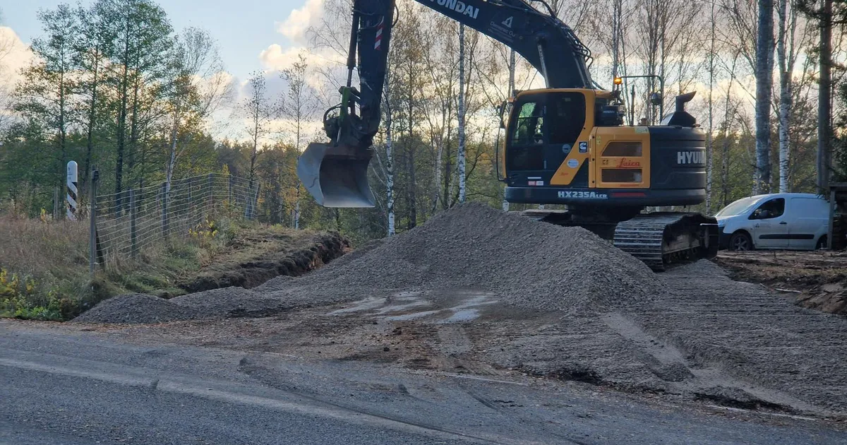 FOTOD ⟩ Saatse saapa tõkete paigaldamist jälgisid Venemaa piirivalvurid