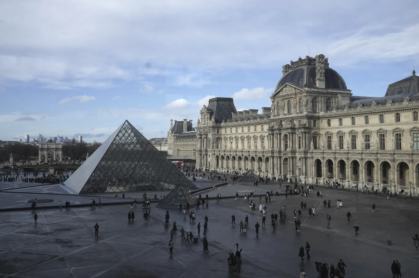 Louvre'i muuseum Pariisis.