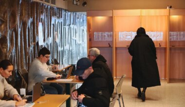 PILDIGALERII ⟩ Keskerakondlaste jagunemine kahte nimekirja tekitas Narva valijates segadust