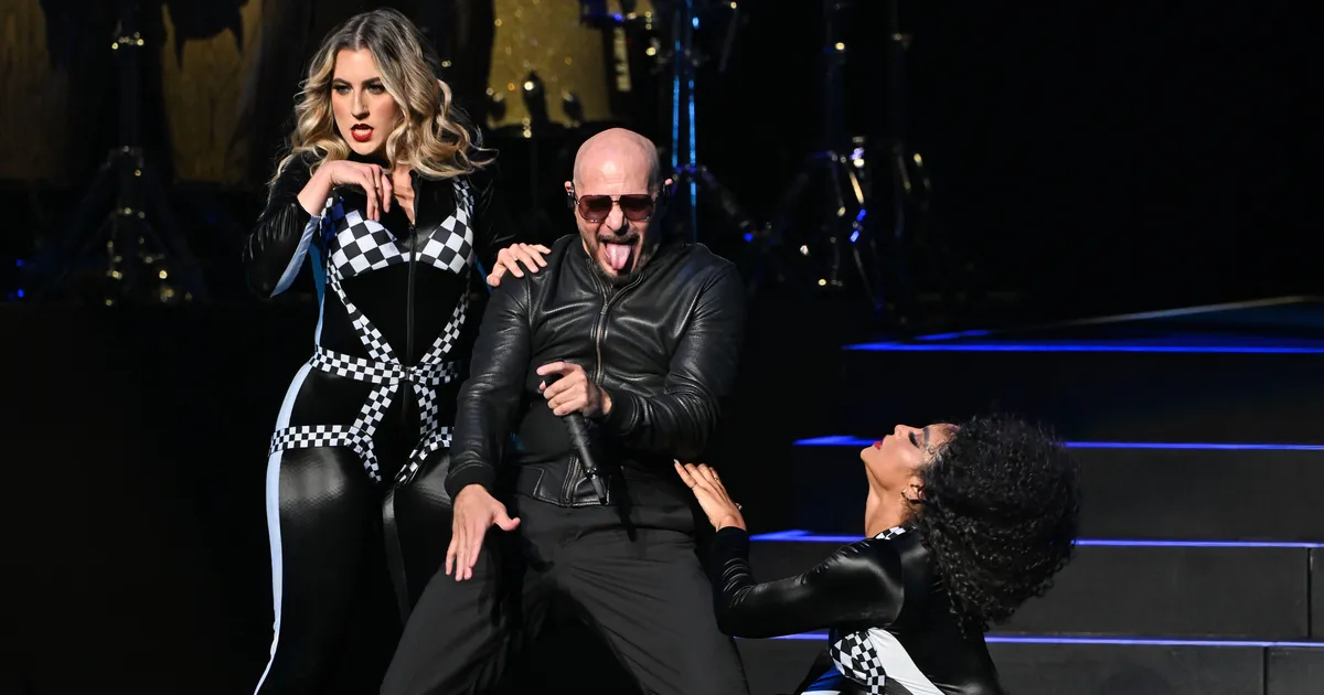 MR.WORLDWIDE ⟩ Riias esineb megastaar Pitbull, kes paneb ka puujalad tantsima