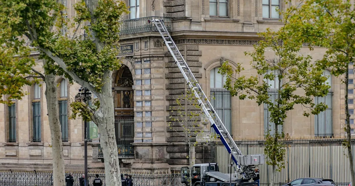 ÜLEVAADE ⟩ Prantsusmaa peab klaperjahti Louvre’i juveelivarastele