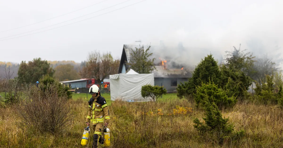 FOTOD JA VIDEO ⟩ Harku vallas hukkus elumaja tulekahjus eakas naine, piirkonna elanikel palutakse aknad kinni hoida