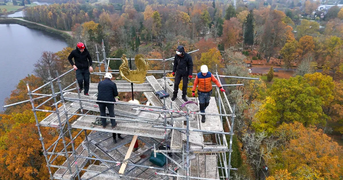 Uue kullakihiga kukk ja kuul tõsteti kirikutorni tagasi
