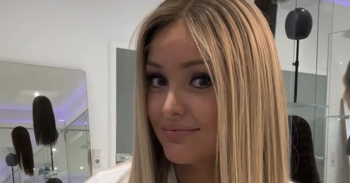 Vähiga võitlev noor kaunitar näitas, kui võluv saab olla parukaga