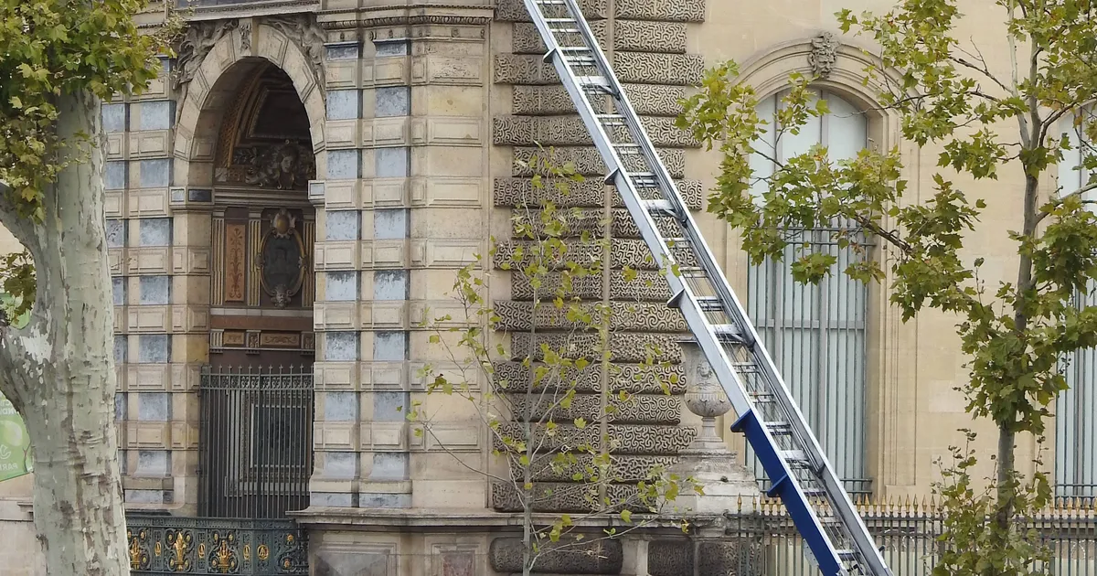 VAIKNE NAGU SOSIN ⟩ Saksa tõstukifirma kasutab Louvre’i röövi reklaamikampaanias ära - Elu24