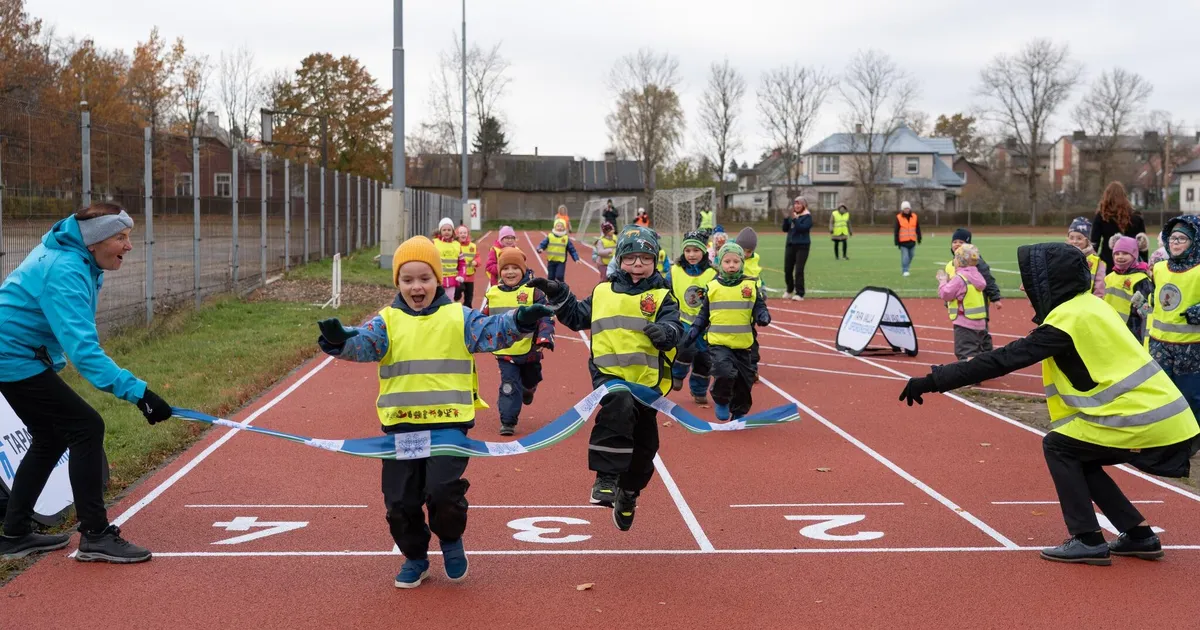 Tapa valla kooli staadion avati lasteaialaste kilkamise saatel