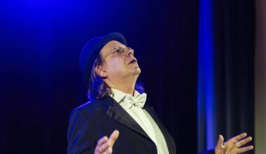 GALERII ⟩ Kirjanike majja jõudis Üdi ja Viidingu tekstidel põhinev lavastus