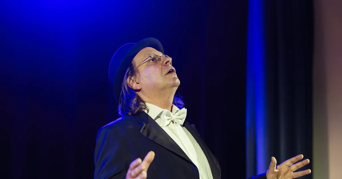 GALERII ⟩ Kirjanike majja jõudis Üdi ja Viidingu tekstidel põhinev lavastus