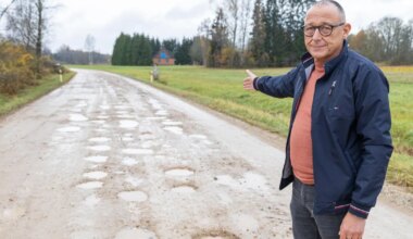 Auklikul kruusateel ukerdanud liinibuss vajus kraavi