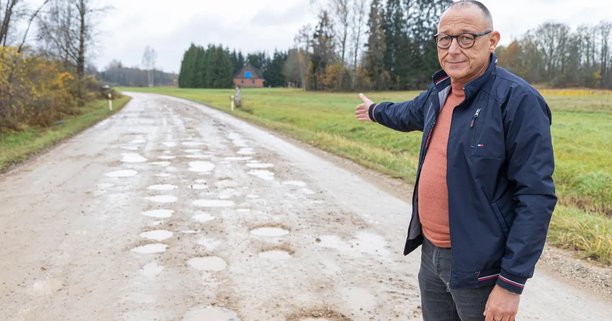 Auklikul kruusateel ukerdanud liinibuss vajus kraavi