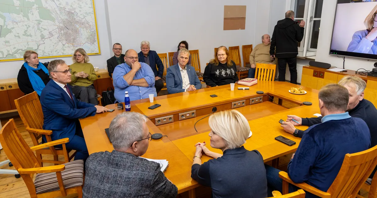 GALERII ⟩ Isamaa kogunes raekotta koosolekule pingeid maandama