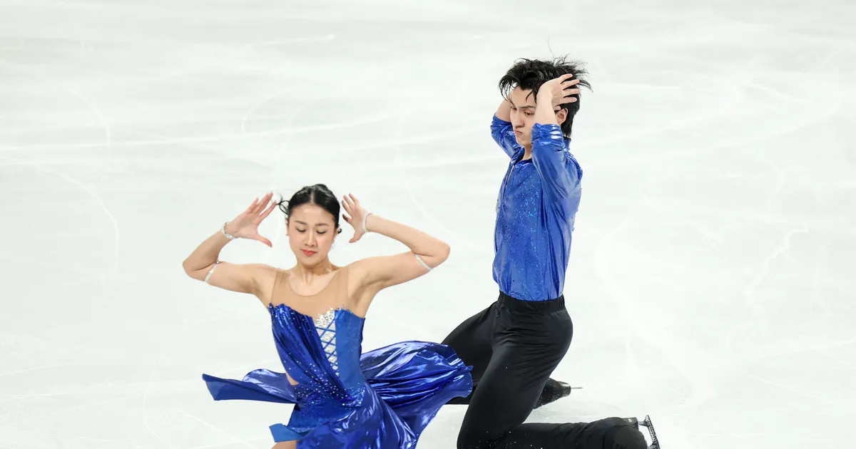 VIDEO ⟩ Jääle visatud «ballistiline rakett» tekitas suurel iluuisuvõitlusel skandaali