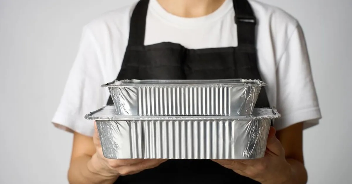 EKSPERT HOIATAB ⟩ Fooliumiga kaetud nõusid ei tohiks külmkappi panna