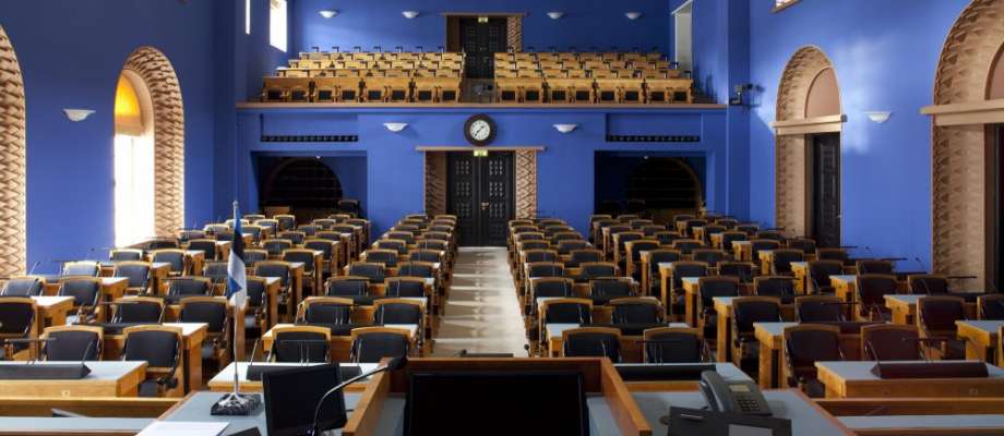 Komisjon saatis valitsuse algatatud nimeseaduse ja riigilõivuseaduse muutmise eelnõu Riigikogu täiskogu istungile, kus see tuleb esimesele lugemisele 22. oktoobril.