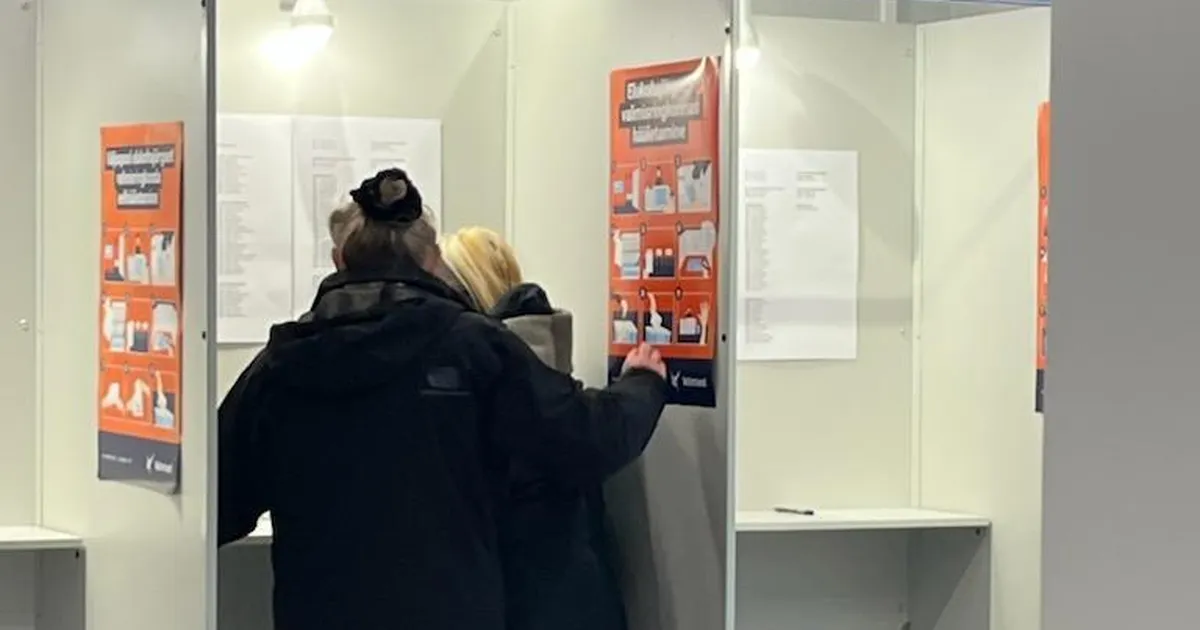 FOTOD ⟩ Keskerakondlane käis valijale valimiskabiinis juhtnööre jagamas