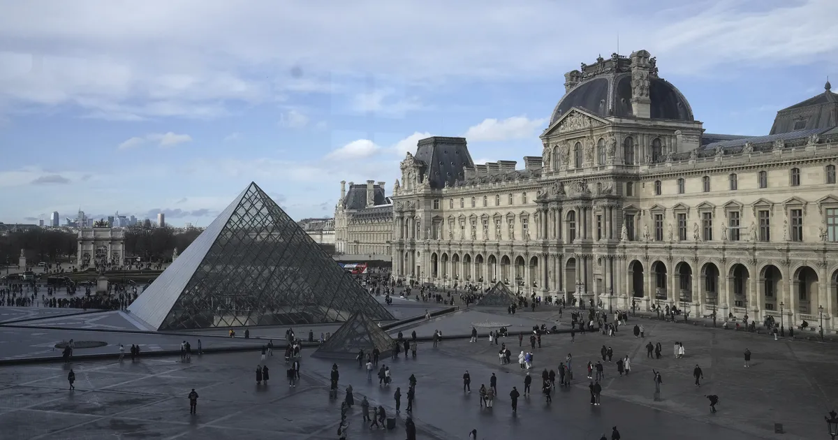 Pariisi Louvre'i muuseum sulges varguse tõttu päevaks uksed